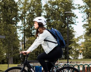 Aquí te dejamos unas ventajas de andan en bicicleta eléctrica, mujer montando en bicicleta eléctrica